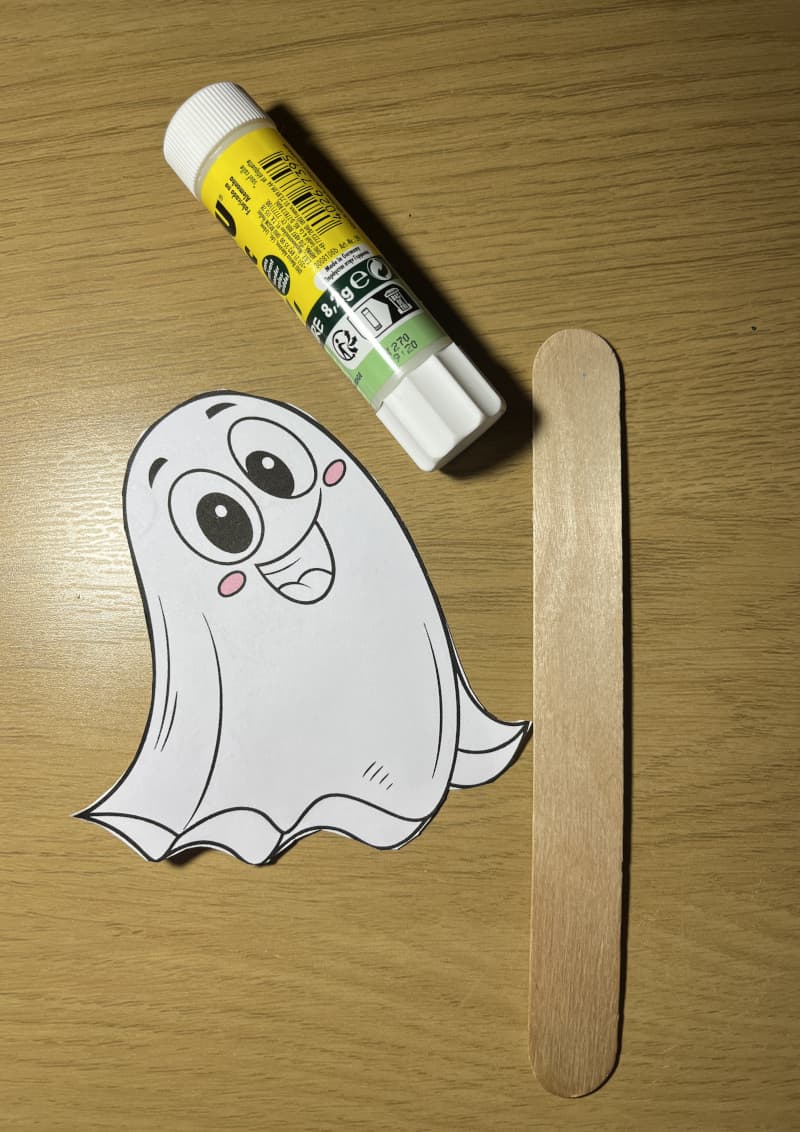 Φαντασματούλης χειροτεχνία φτιαγμένη από λευκό χάρτινο πιάτο και ξυλάκι — Halloween χειροτεχνία