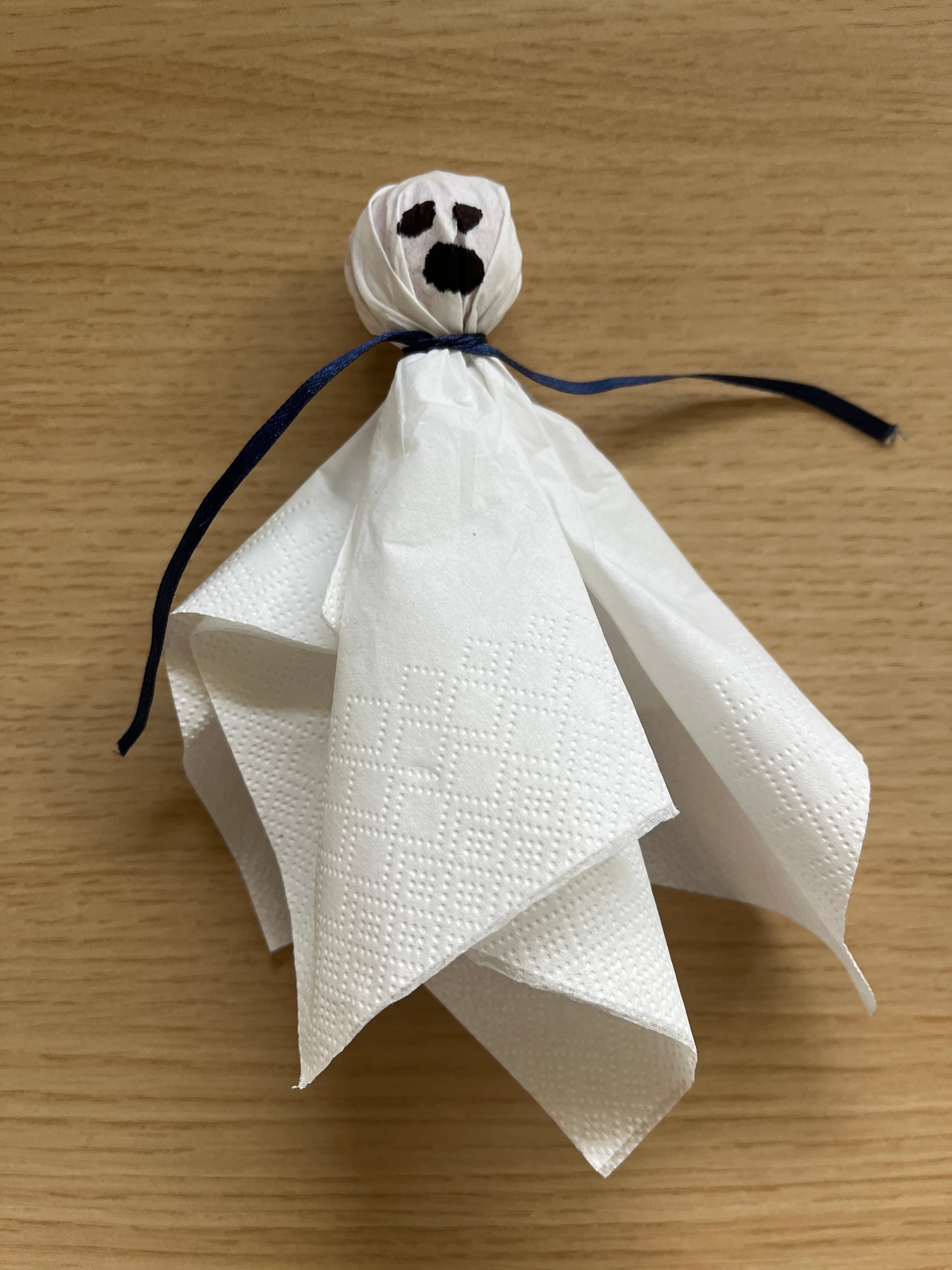 Adorable ghost treats made from lollipops wrapped in white tissue paper — Halloween craft