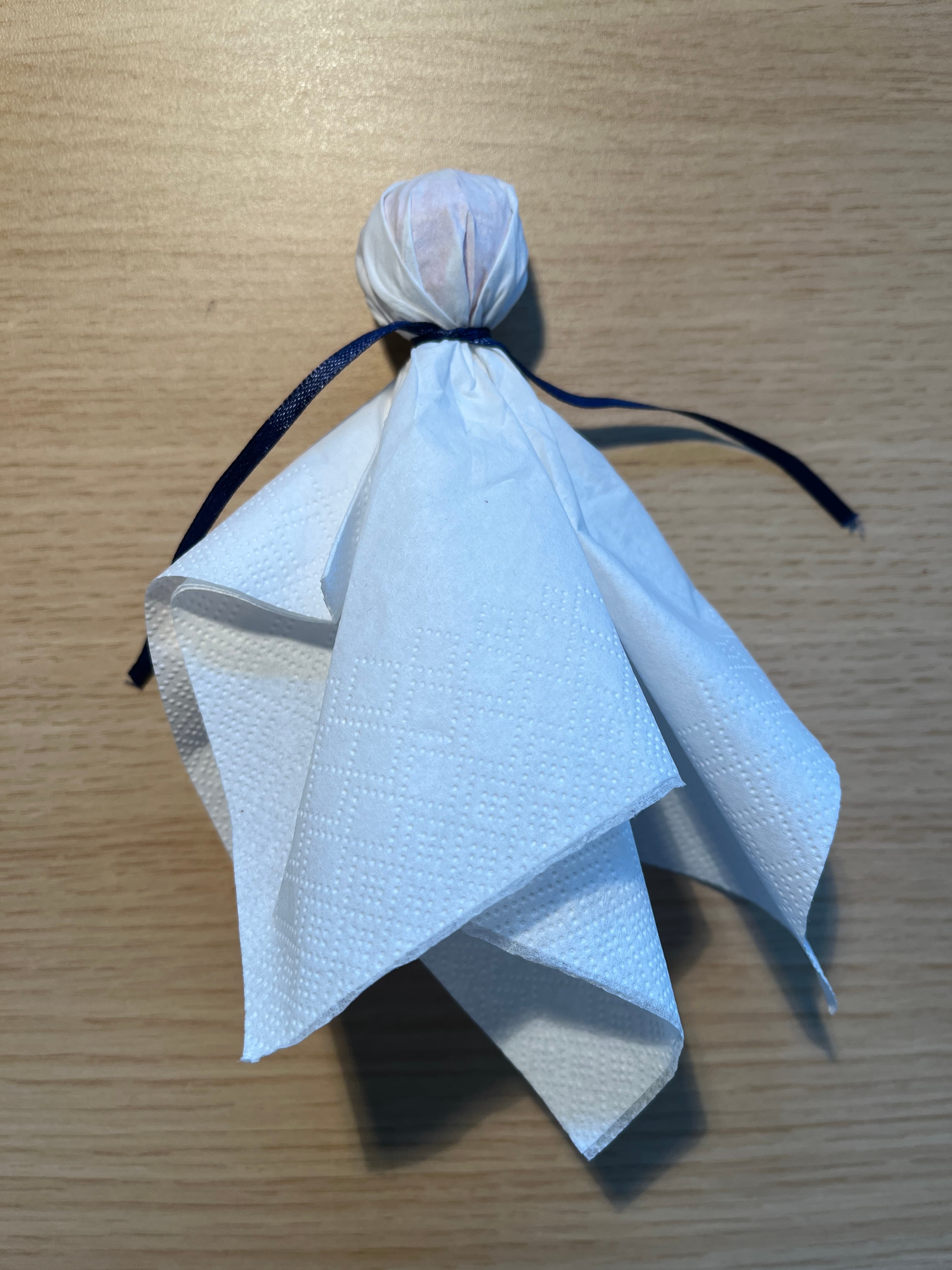 Adorable ghost treats made from lollipops wrapped in white tissue paper — Halloween craft