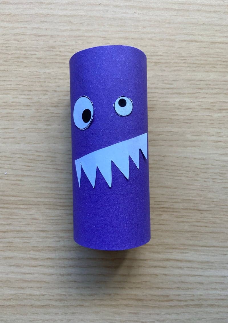 Halloween. Δωρεάν εκτυπώσιμη χειροτεχνία για παιδιά προσχολικής ηλικίας με τερατάκι από ρολό υγείας. 