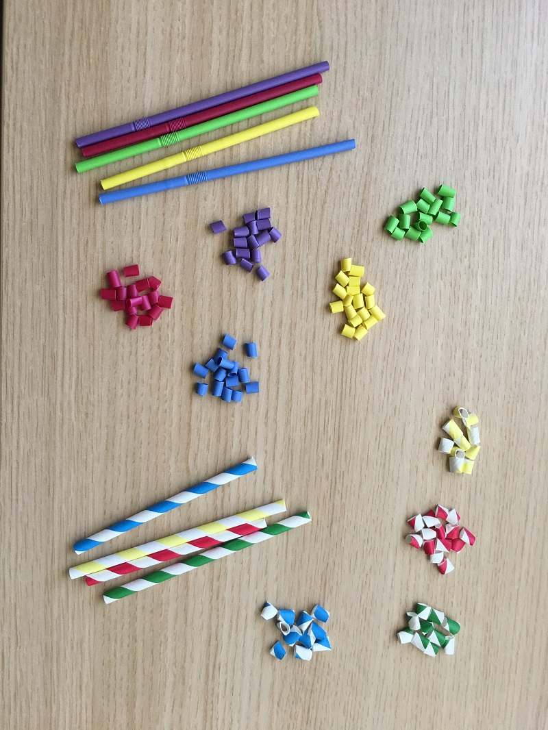 Χειροτεχνία βραχιολάκια για παιδιά προσχολικής ηλικίας με λάστιχο και κομμάτια από καλαμάκια. 