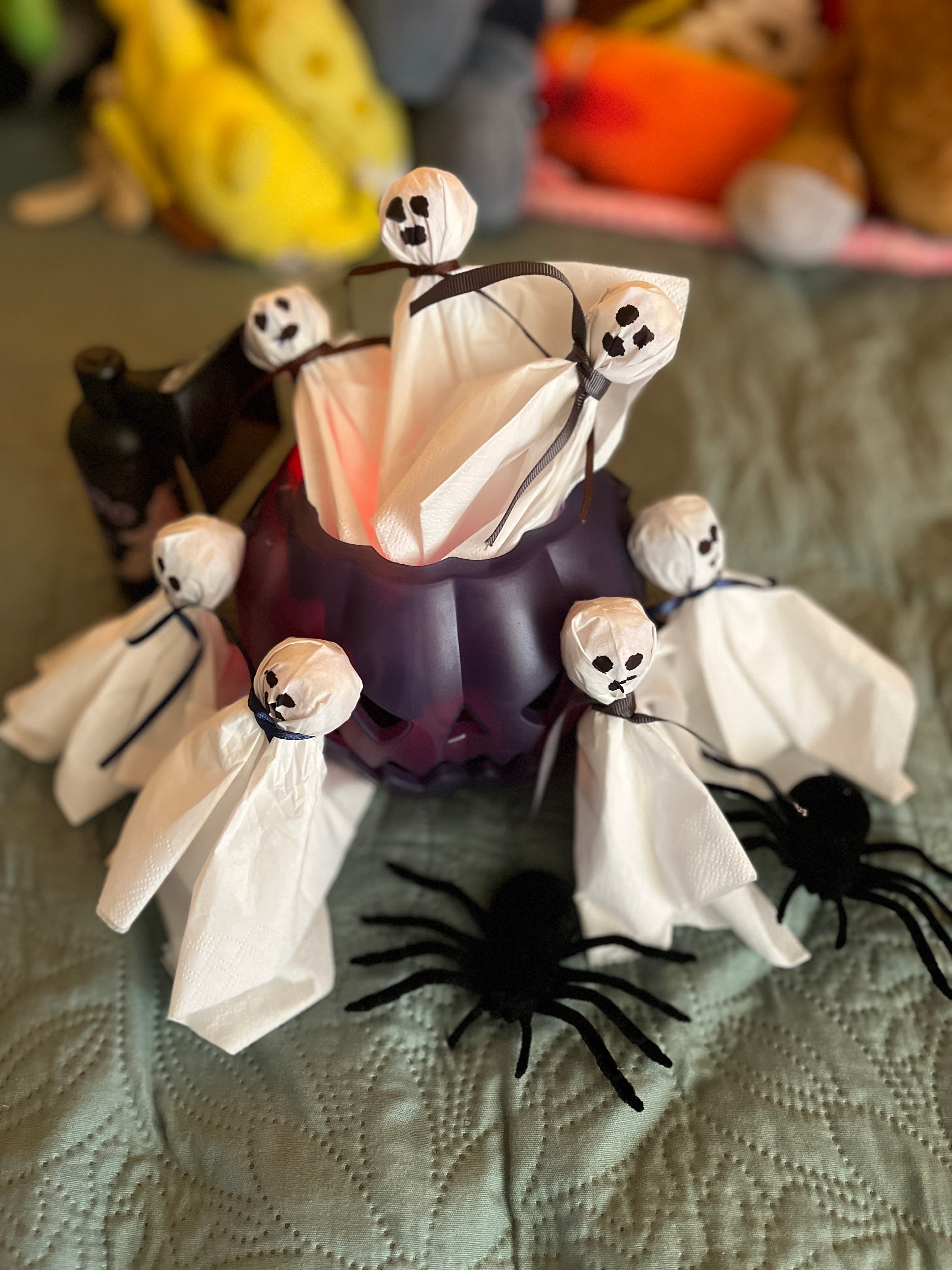 Adorable ghost treats made from lollipops wrapped in white tissue paper — Halloween craft