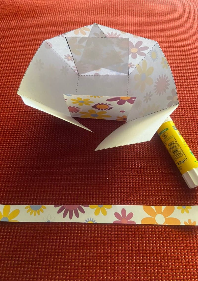 Basket for Easter eggs. Craft for kids for Easter with free printable material.