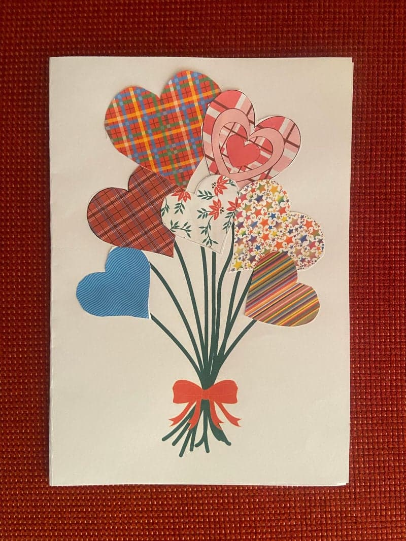 Χειροτεχνία κάρτα με λουλούδια ή καρδιές για την γιορτή της μητέρας για παιδιά προσχολικής ηλικίας με δωρεάν εκτυπώσιμο υλικό. 