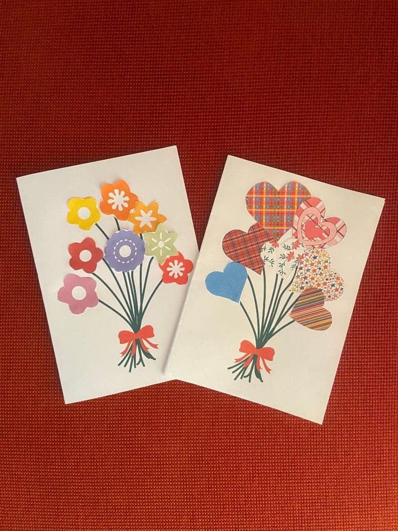 Χειροτεχνία κάρτα με λουλούδια ή καρδιές για την γιορτή της μητέρας για παιδιά προσχολικής ηλικίας με δωρεάν εκτυπώσιμο υλικό. 