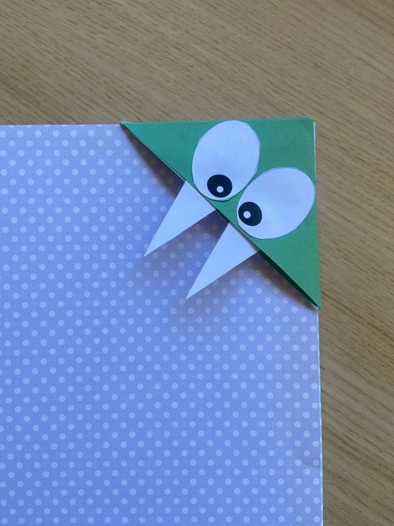 Monster bookmarks craft for preschoolers with free printable material. 