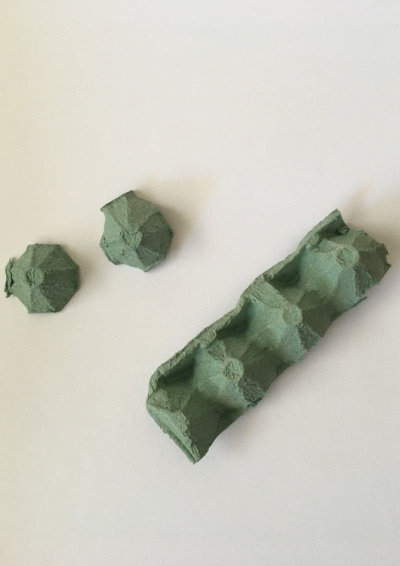 Χειροτεχνία για παιδιά για το Πάσχα. Αυγουλοθήκες βάσεις λαγουδάκια με μεγάλο στόμα.