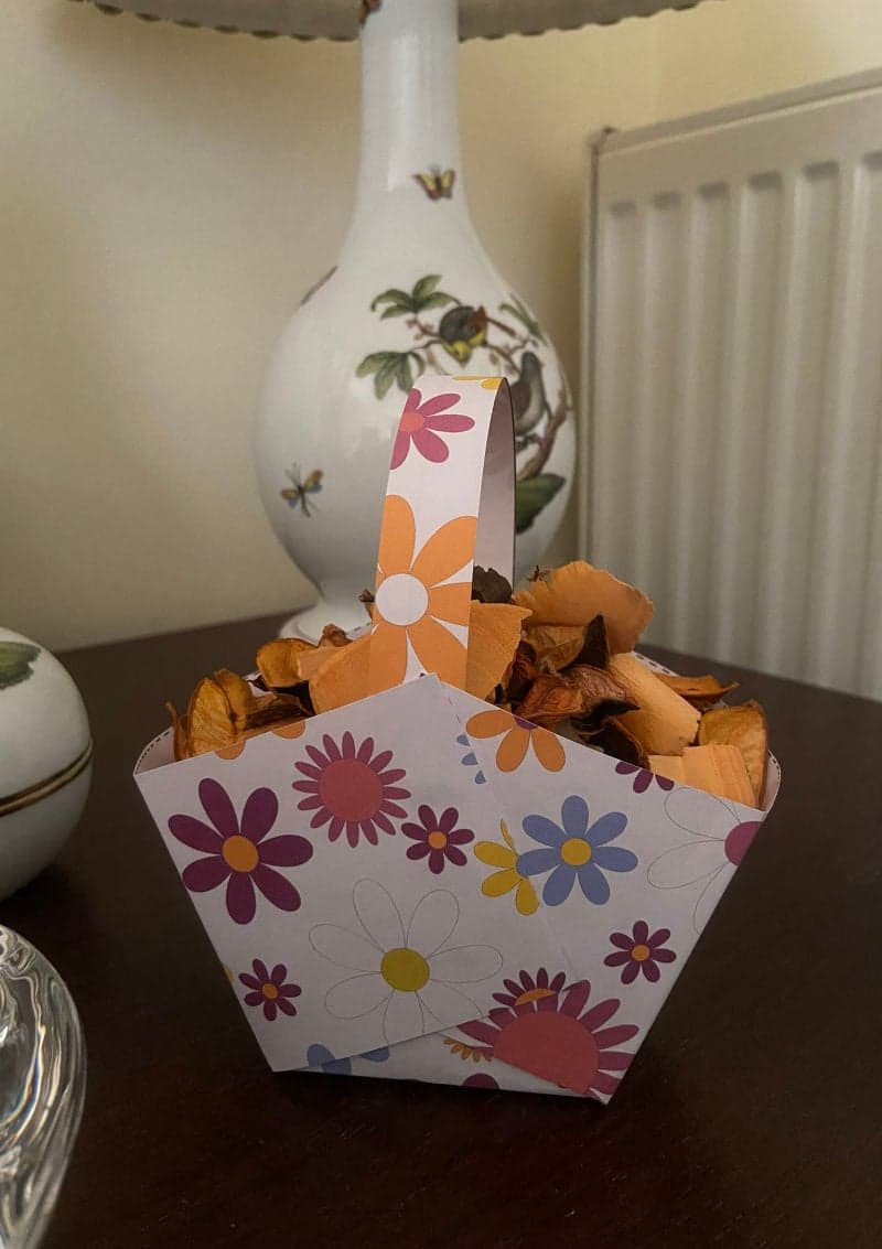 Basket for Easter eggs. Craft for Easter for kids with free printable material.