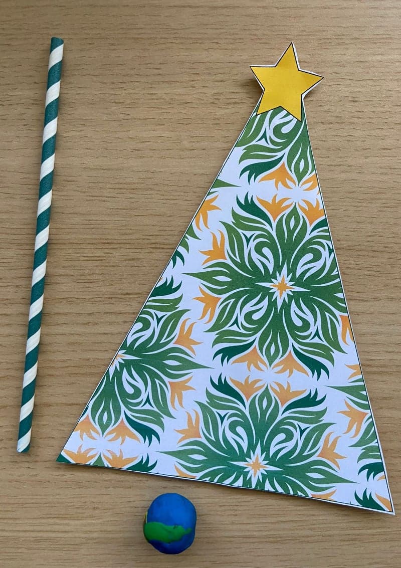 Free printable craft for kids for the holidays. Christmas and New Year's. Christmas tree with paper, straw and plasticine.