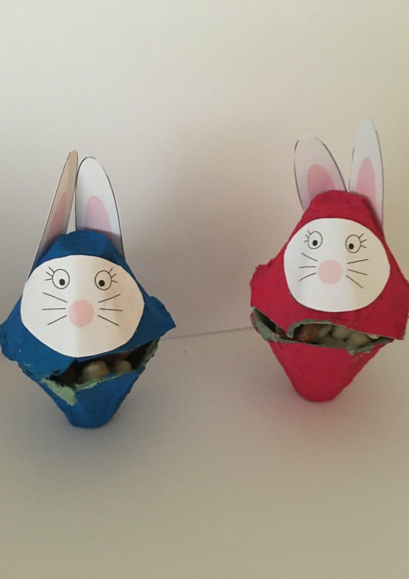 Χειροτεχνία για παιδιά για το Πάσχα. Αυγουλοθήκες βάσεις λαγουδάκια με μεγάλο στόμα.