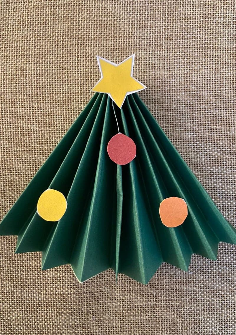 Free printable craft for kids for the holidays. Christmas and New Year's. Accordion Christmas tree.