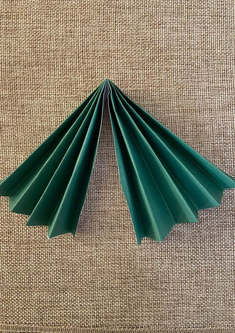 Free printable craft for kids for the holidays. Christmas and New Year's. Accordion Christmas tree.