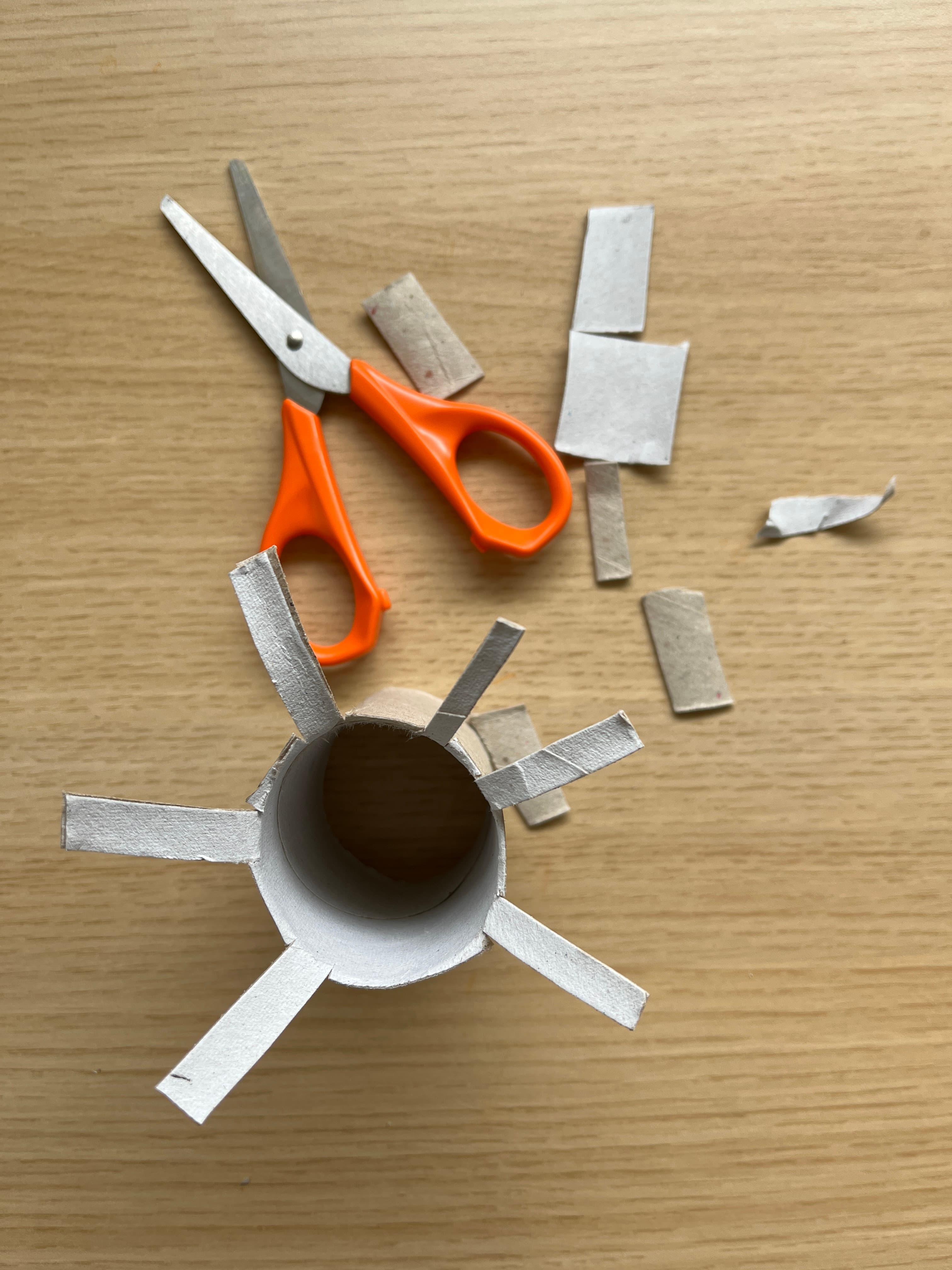 Αποτύπωμα αράχνης φτιαγμένο με ρολό χαρτιού υγείας και μαύρη τέμπερα — Halloween χειροτεχνία