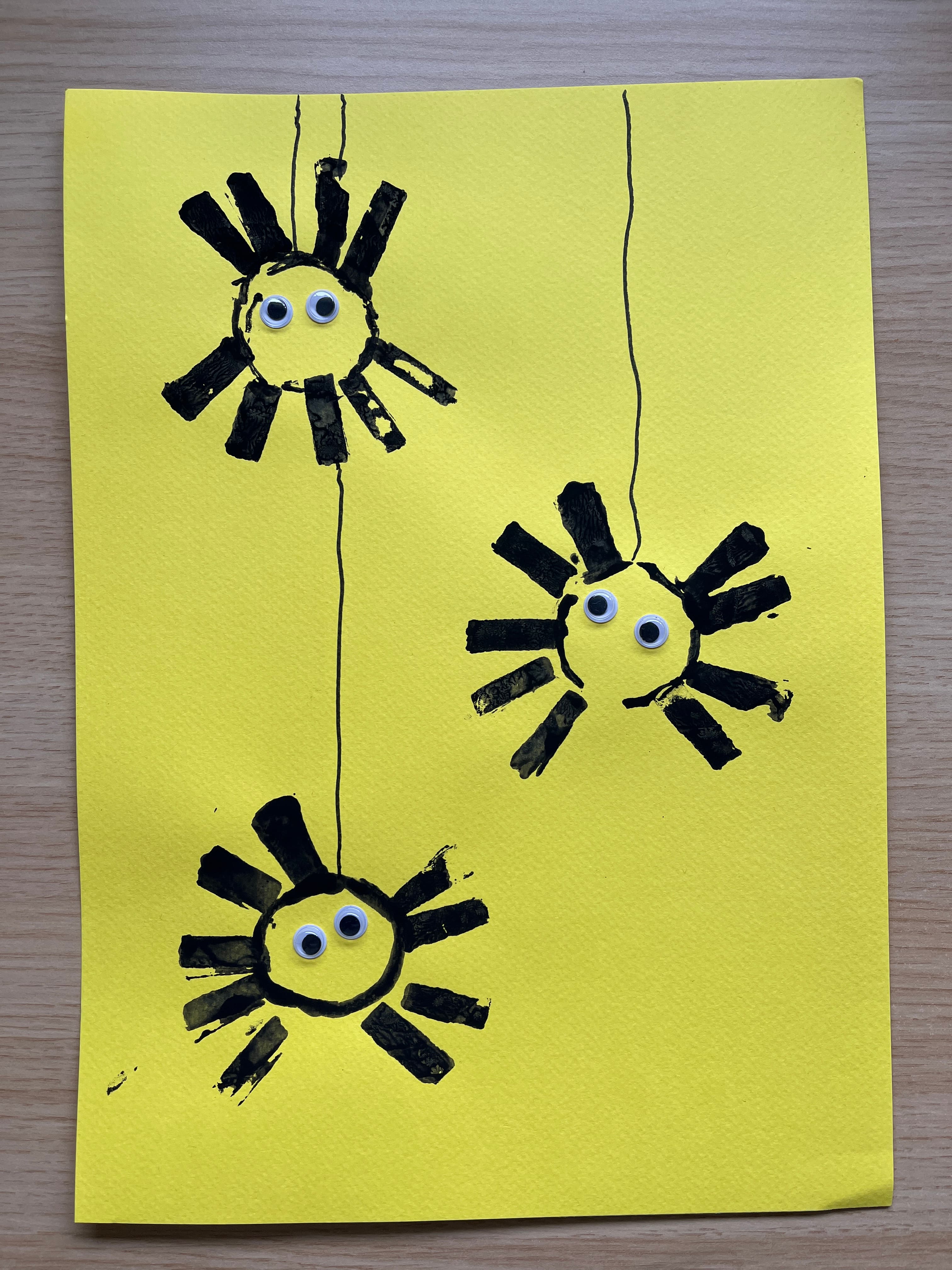 Αποτύπωμα αράχνης φτιαγμένο με ρολό χαρτιού υγείας και μαύρη τέμπερα — Halloween χειροτεχνία