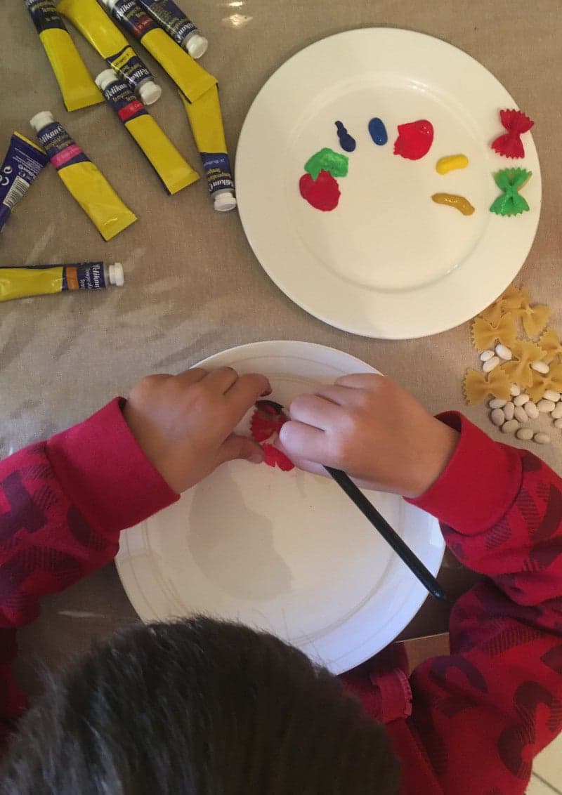 Xειροτεχνία για παιδιά για το Πάσχα. Πασχαλινό αυγό με χρωματισμένα ζυμαρικά και φασόλια.