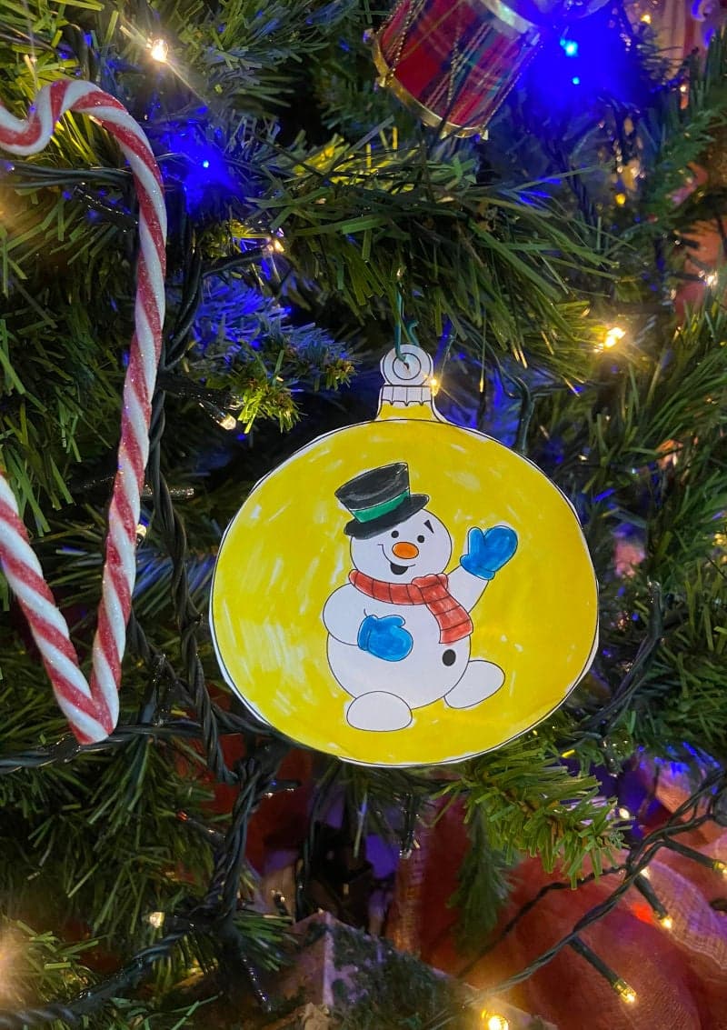 Free printable craft for kids for the holidays. Christmas and New Year's. Christmas tree balls.