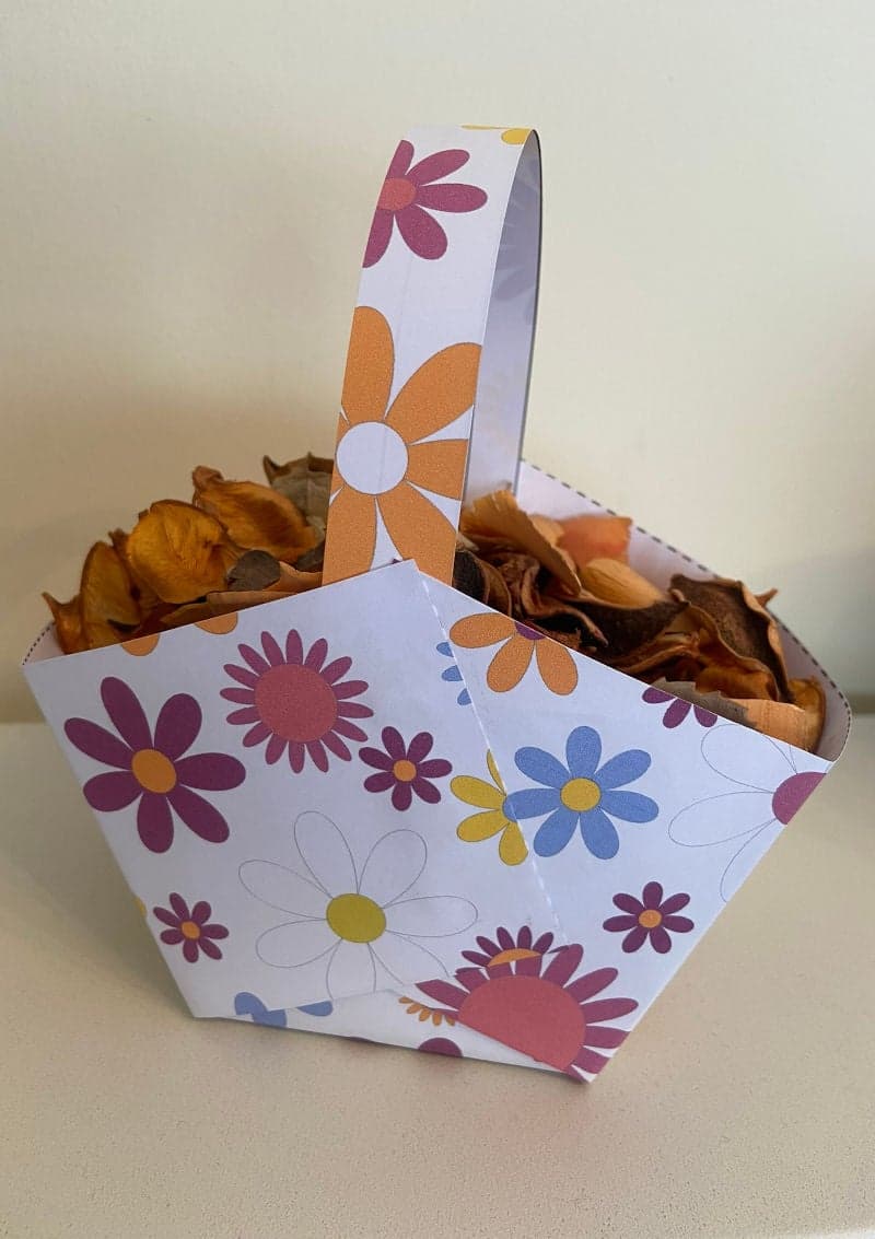 Basket for Easter eggs. Craft for kids for Easter with free printable material.