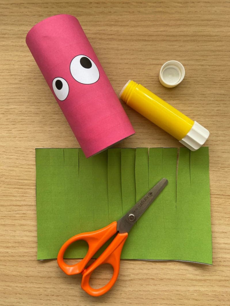Craft for kids preschool kindergarten. Educational play for toddlers for preschool. Paper hair dolls. Toilet paper roll. Free printable material. Glue. Scissors.