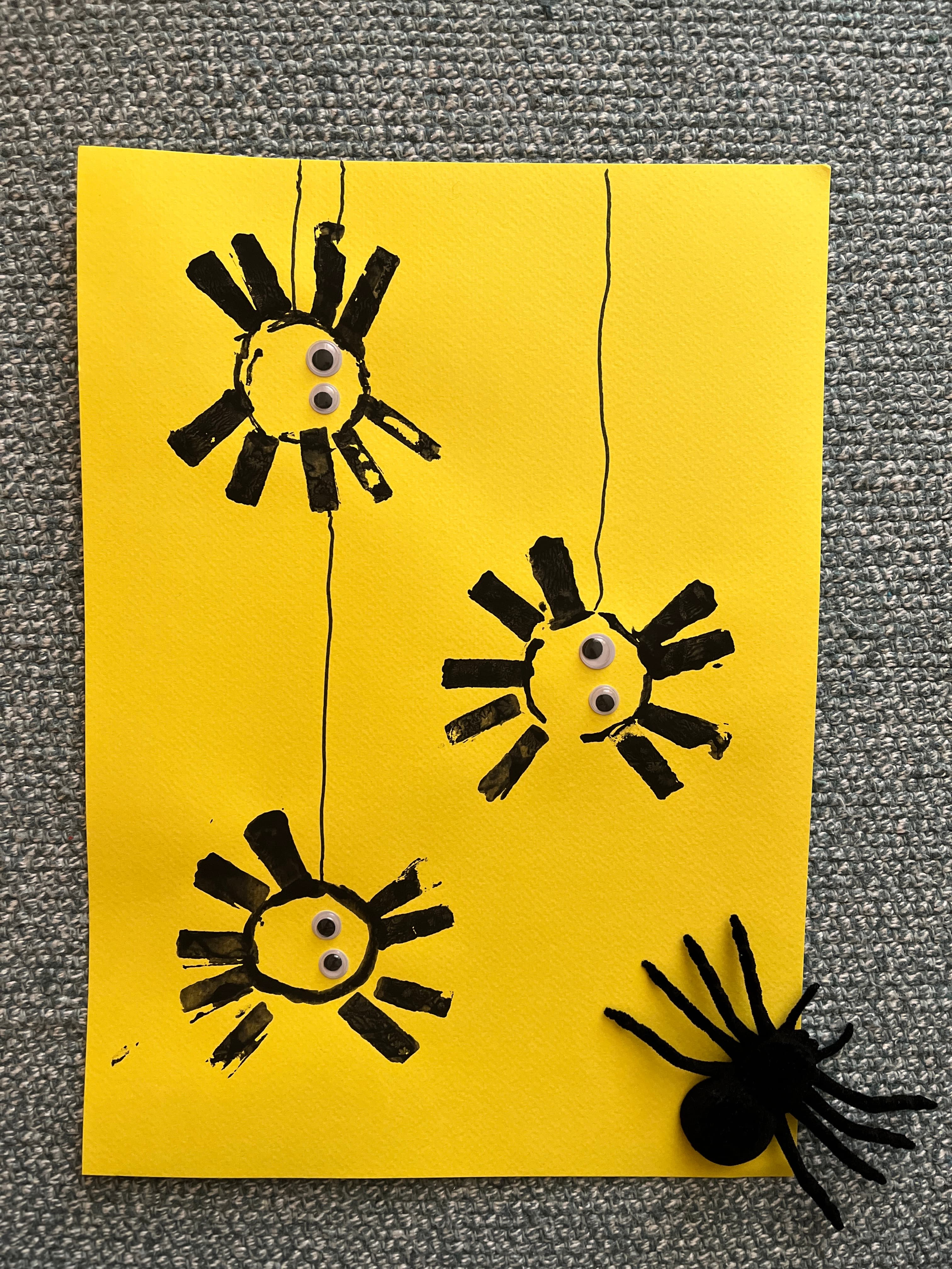 Αποτύπωμα αράχνης φτιαγμένο με ρολό χαρτιού υγείας και μαύρη τέμπερα — Halloween χειροτεχνία