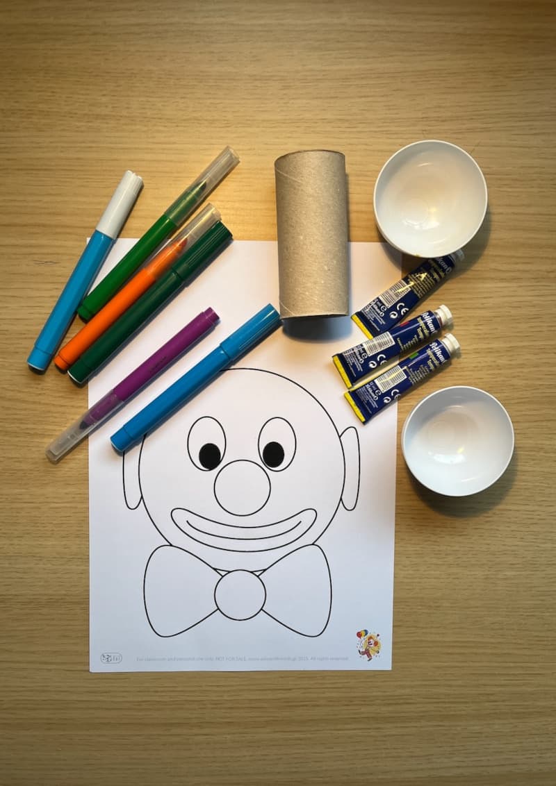 Αποκριάτικη χειροτεχνία κλόουν με μαλλιά από τέμπερες και ρολό χαρτιού τουαλέτας για παιδιά