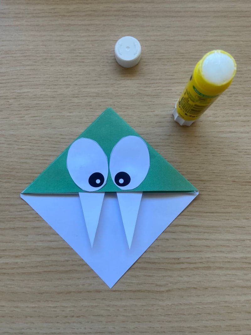Monster bookmarks craft for preschoolers with free printable material. 
