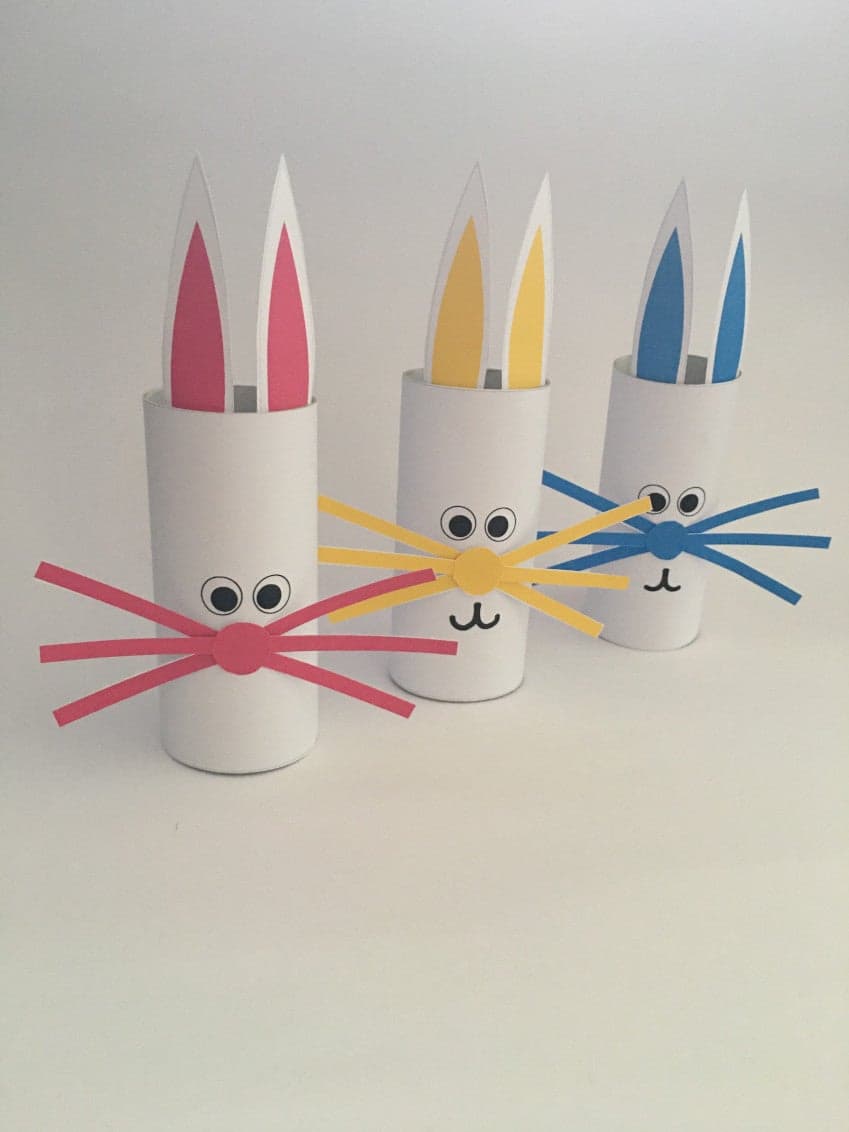 Easter craft for kids with toilet roll with free printable material. Bunnies.