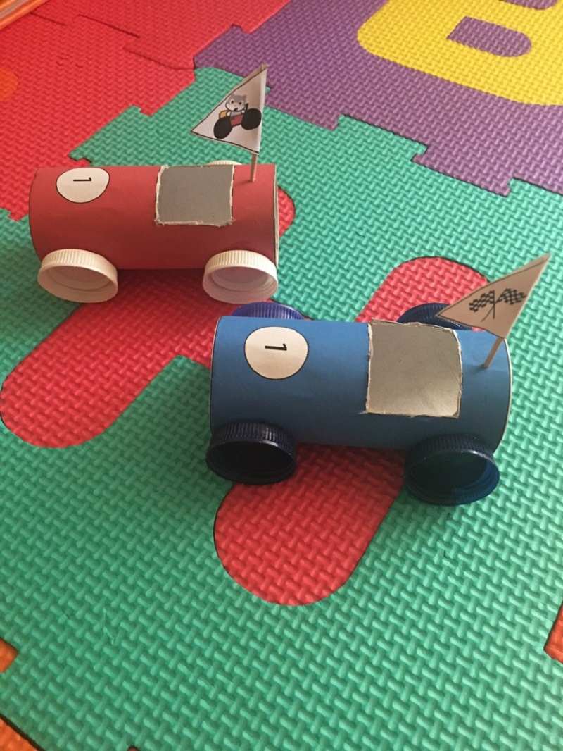 Toilet paper roll racing cars craft for preschoolers with free printable material. 