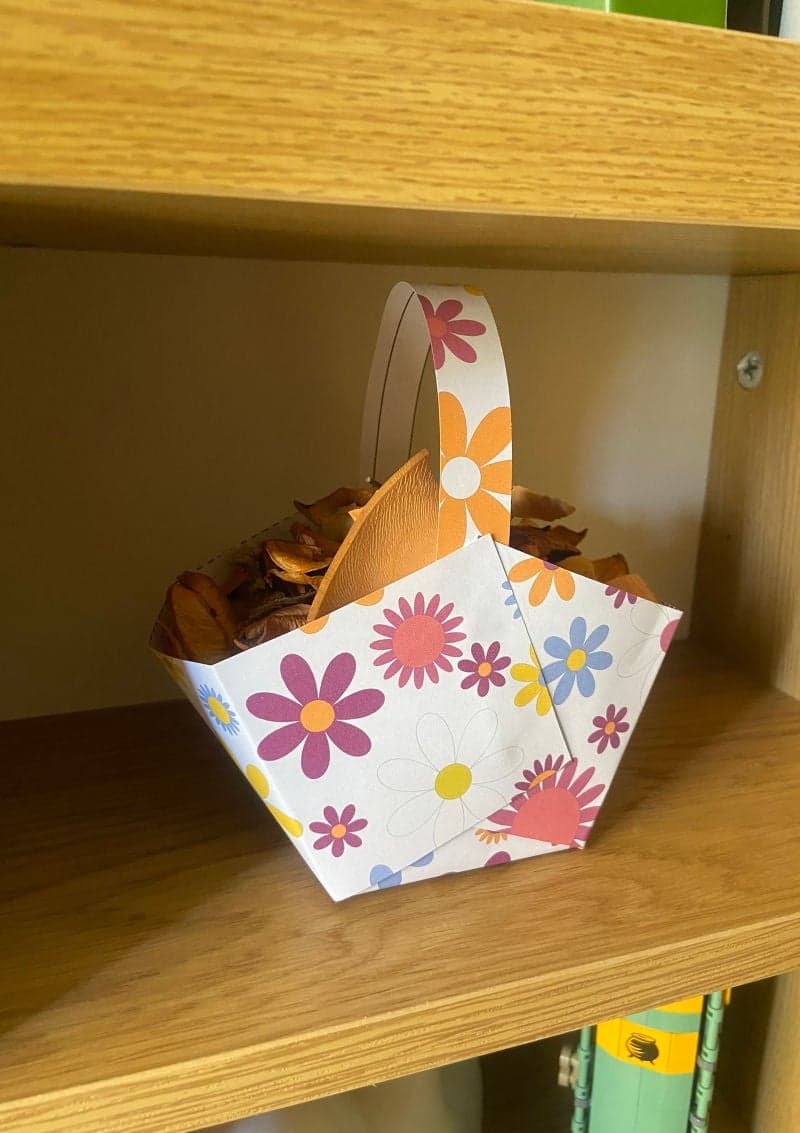 Easter basket for easter eggs. Craft for Easter for kids with free printable material.