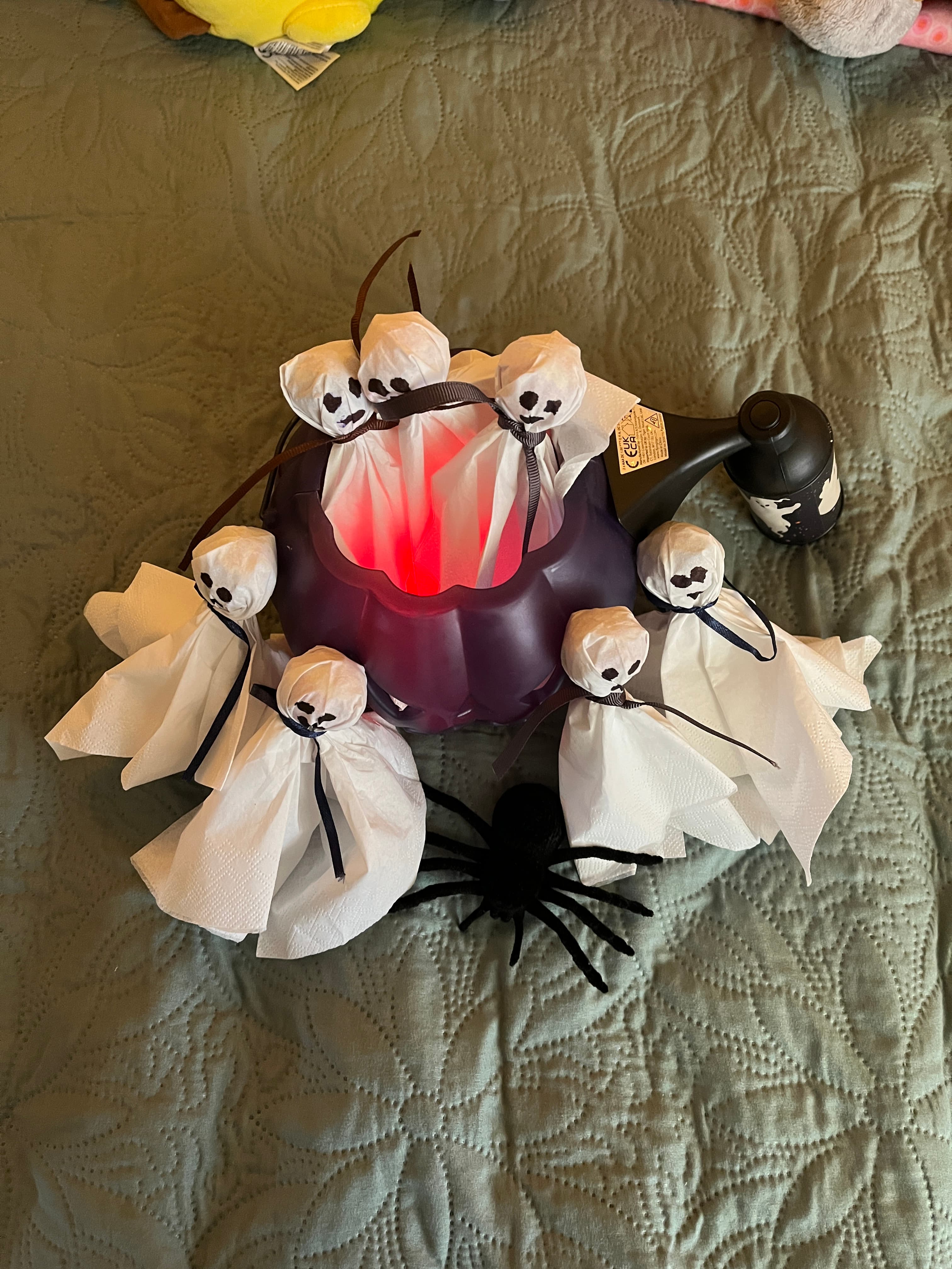Adorable ghost treats made from lollipops wrapped in white tissue paper — Halloween craft