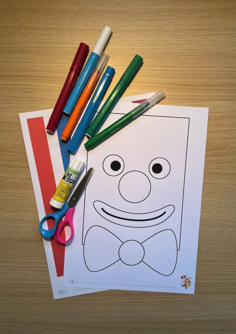 Αποκριάτικη χειροτεχνία κλόουν με πολύχρωμα μαλλιά για παιδιά προσχολικής ηλικίας