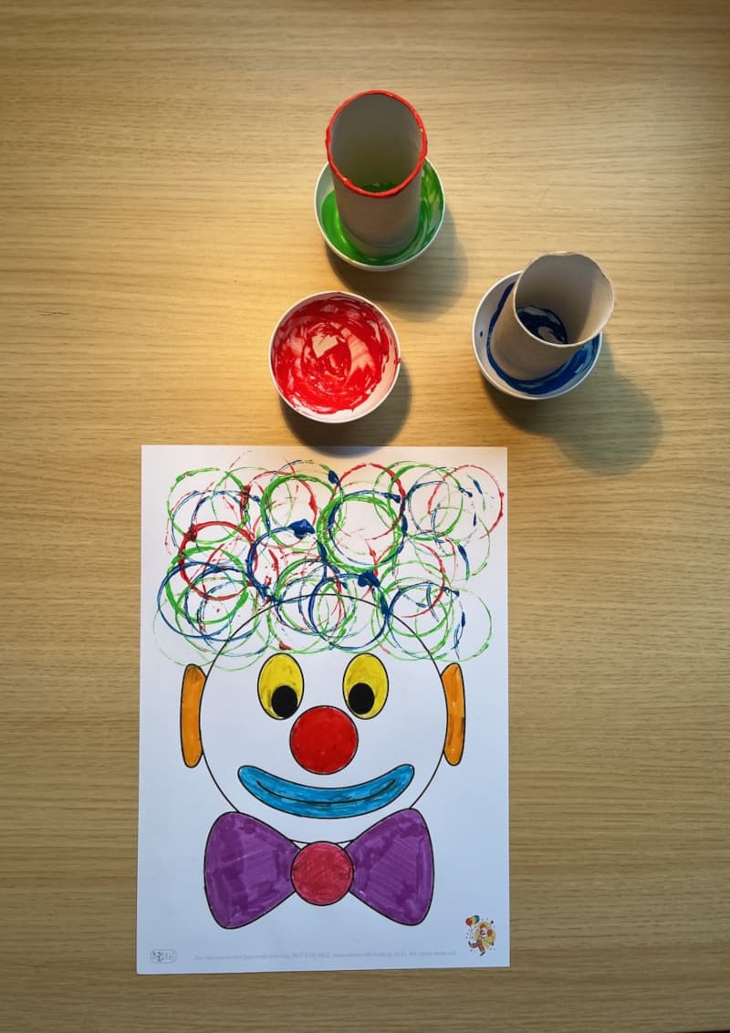 Αποκριάτικη χειροτεχνία κλόουν με μαλλιά από τέμπερες και ρολό χαρτιού τουαλέτας για παιδιά