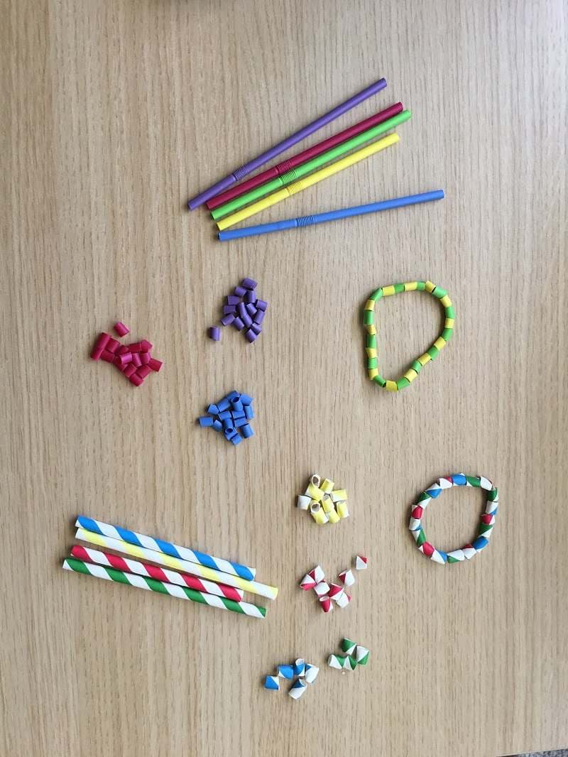 Χειροτεχνία βραχιολάκια για παιδιά προσχολικής ηλικίας με λάστιχο και κομμάτια από καλαμάκια. 