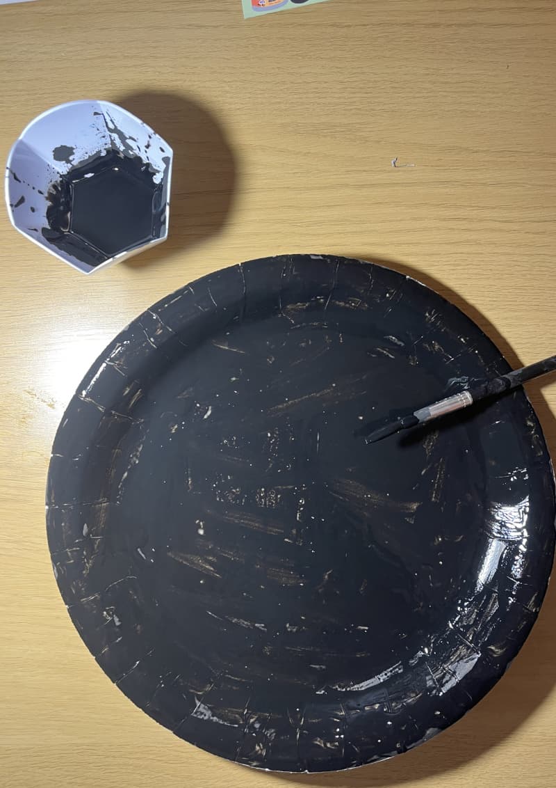 Φαντασματούλης χειροτεχνία φτιαγμένη από λευκό χάρτινο πιάτο και ξυλάκι — Halloween χειροτεχνία