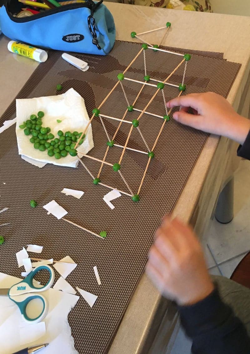 Εκπαιδευτικό παιχνίδι για παιδιά προσχολικής ηλικίας με αρακά και οδοντογλυφίδες. Δημιουργία σχημάτων. 