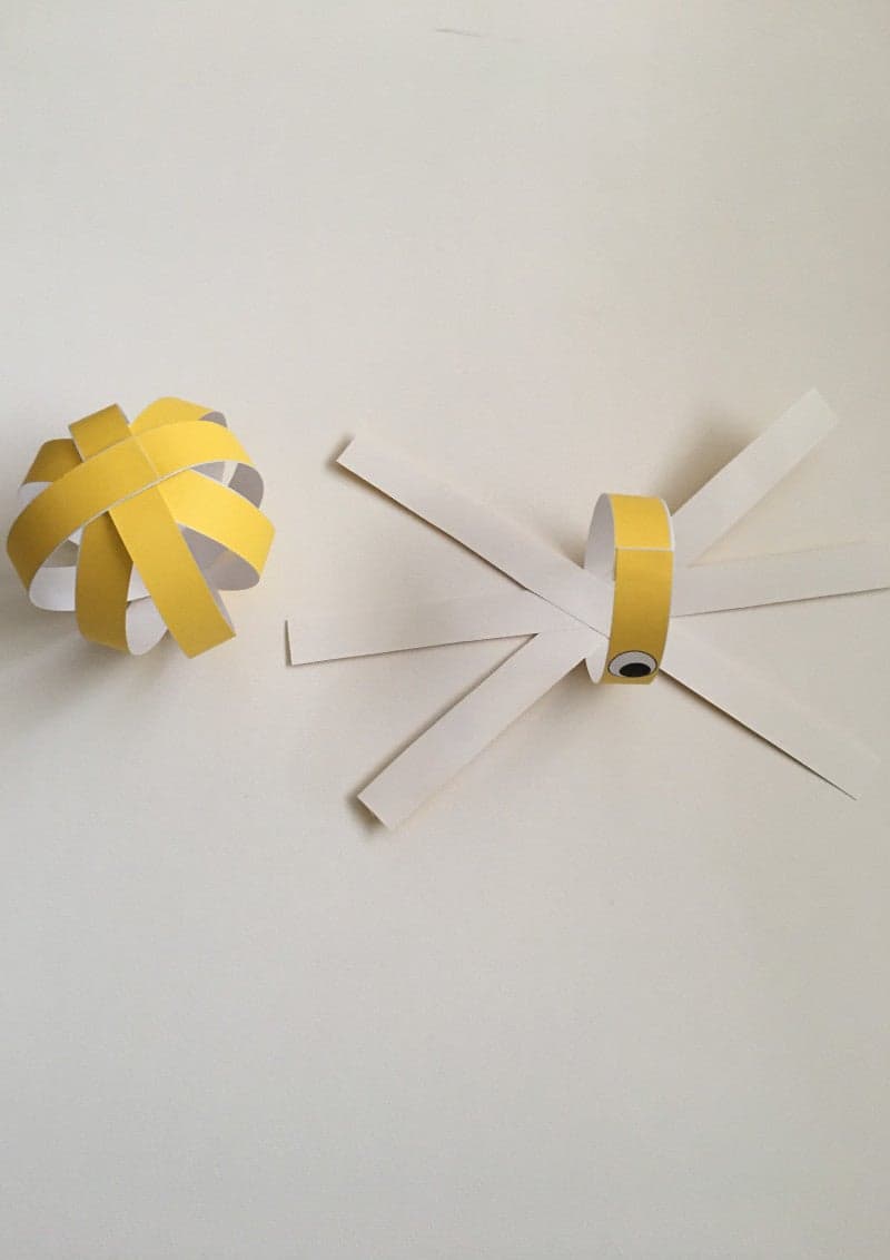 Easy Easter craft for kids with free printable material. Bunnies.