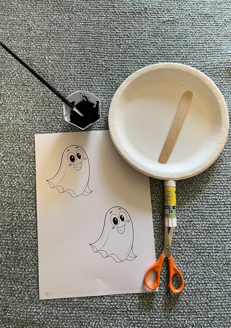 Φαντασματούλης χειροτεχνία φτιαγμένη από λευκό χάρτινο πιάτο και ξυλάκι — Halloween χειροτεχνία