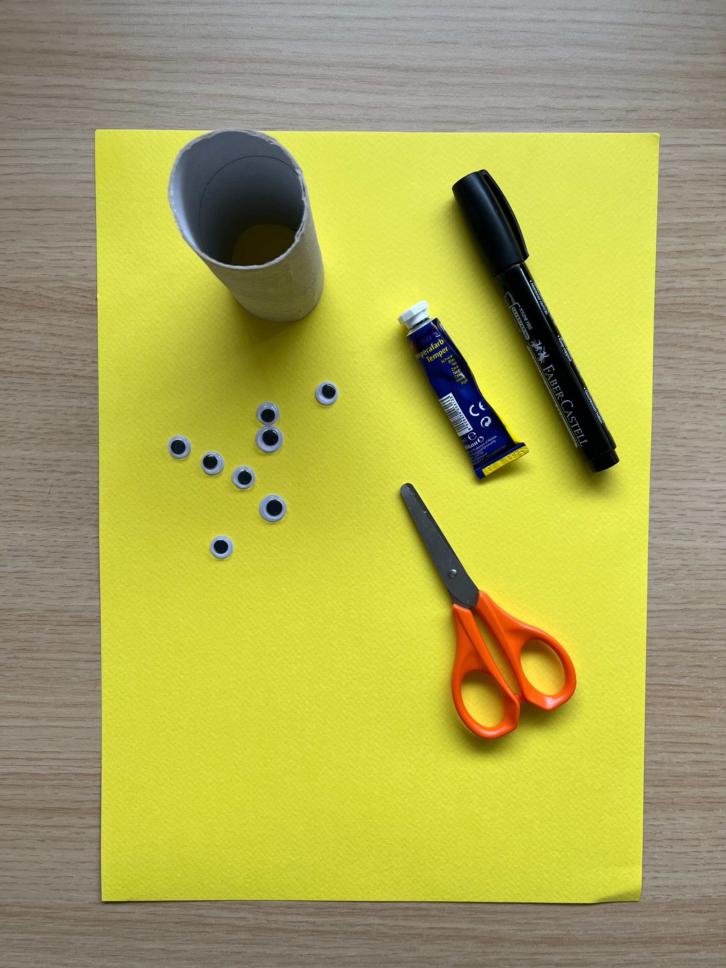 Αποτύπωμα αράχνης φτιαγμένο με ρολό χαρτιού υγείας και μαύρη τέμπερα — Halloween χειροτεχνία