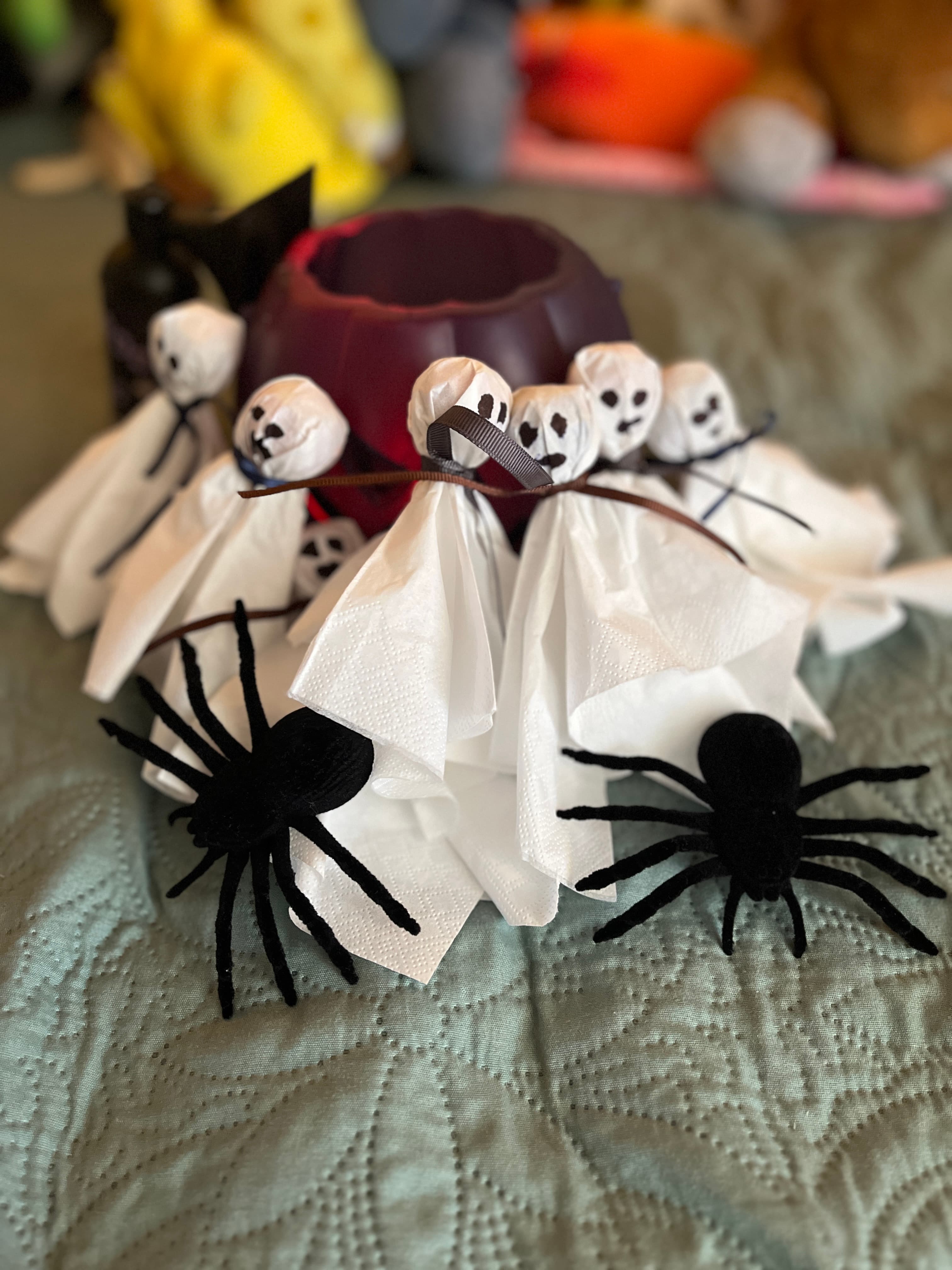 Adorable ghost treats made from lollipops wrapped in white tissue paper — Halloween craft