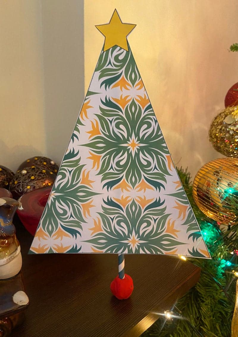 Free printable craft for kids for the holidays. Christmas and New Year's. Christmas tree with paper, straw and plasticine.