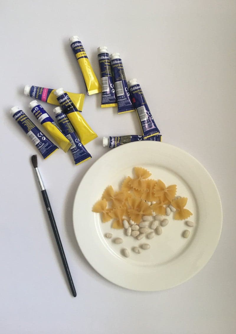 Xειροτεχνία για παιδιά για το Πάσχα. Πασχαλινό αυγό με χρωματισμένα ζυμαρικά και φασόλια.