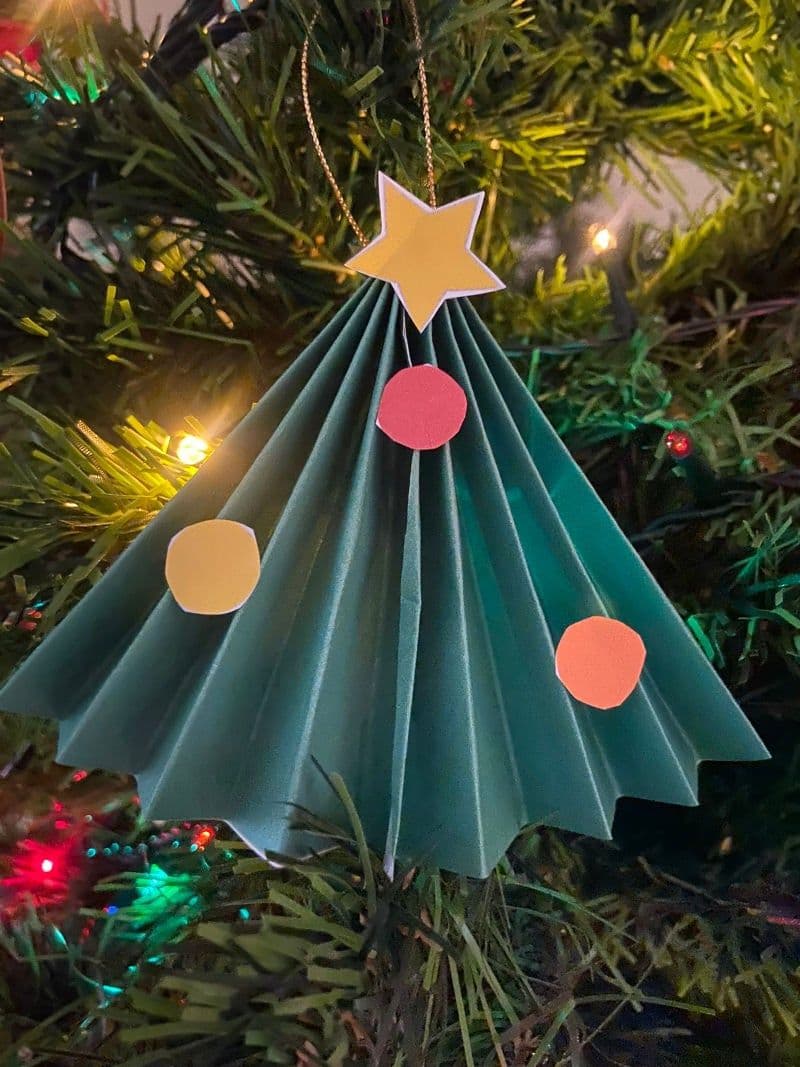 Free printable craft for kids for the holidays. Christmas and New Year's. Accordion Christmas tree.