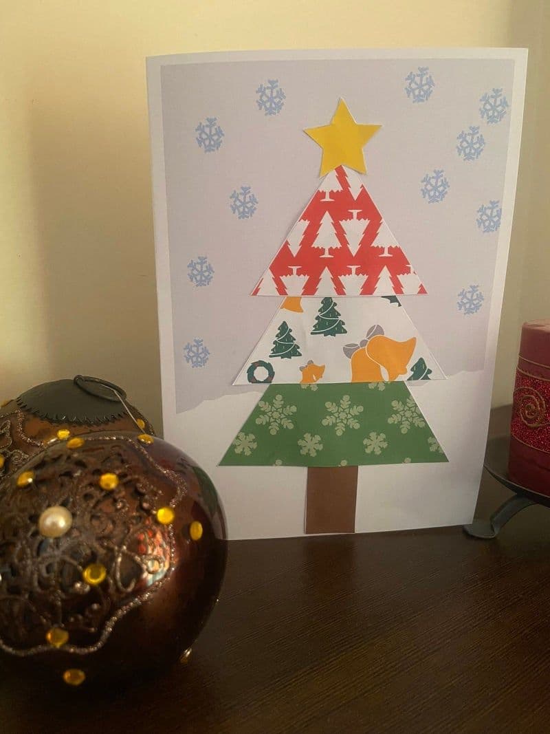 Free printable craft for kids for the holidays. Christmas and New Year's. Scrap Christmas tree card.