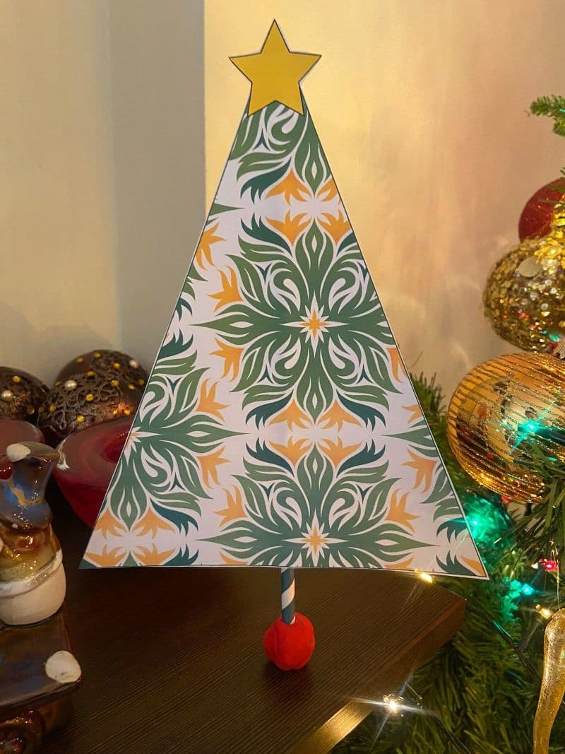Free printable craft for kids for the holidays. Christmas and New Year's. Christmas tree with paper, straw and plasticine.