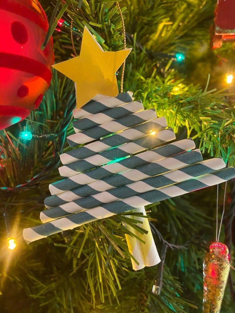 Craft for kids with straws for the holidays. Christmas and New Year's. Christmas tree.