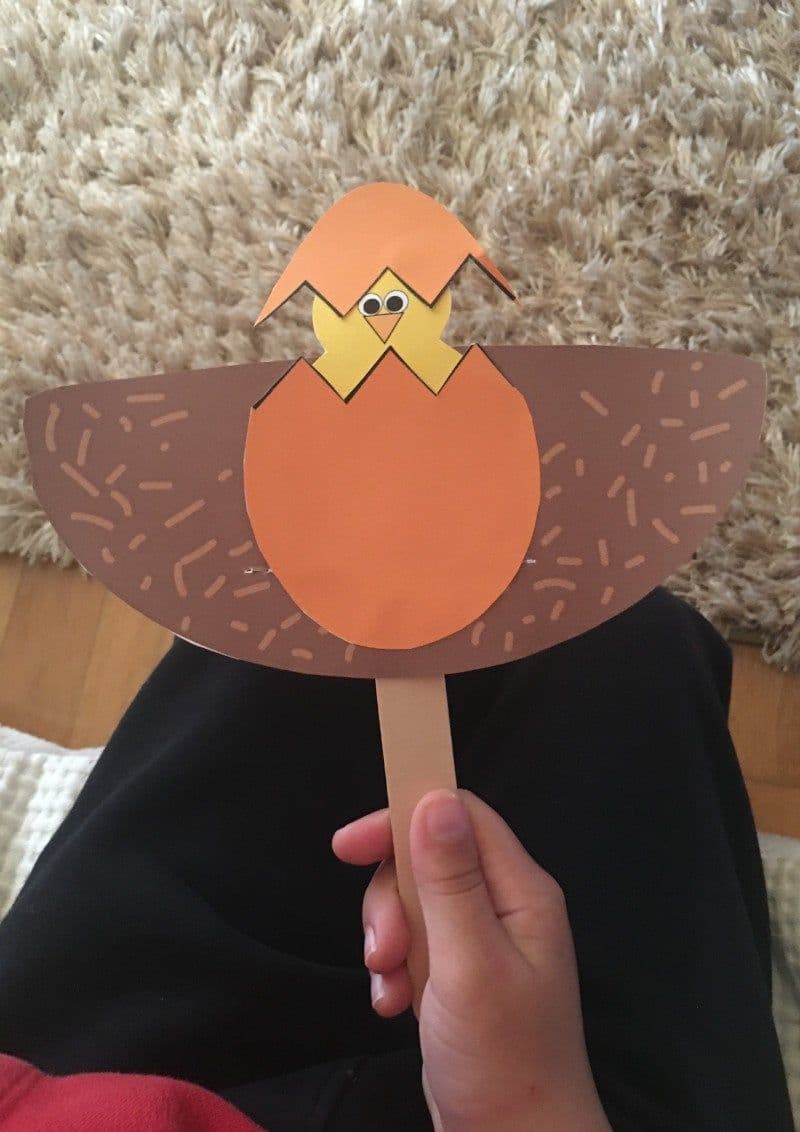 Free printable page for Easter for kids. Craft. Chick and egg.