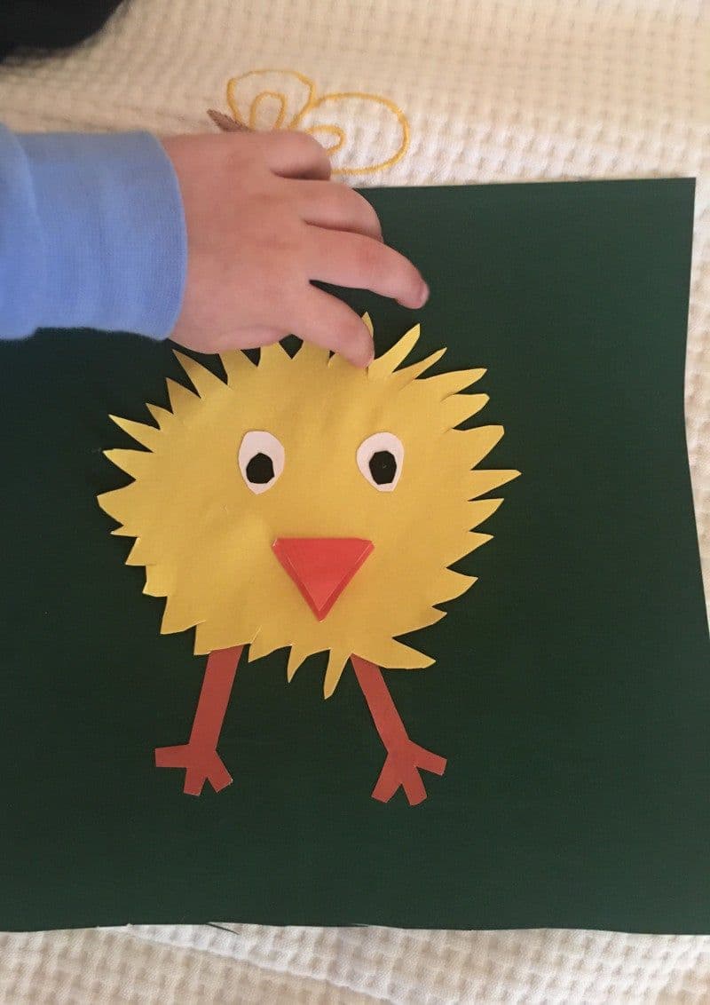 Craft with free printable page for Easter for kids. Chick.