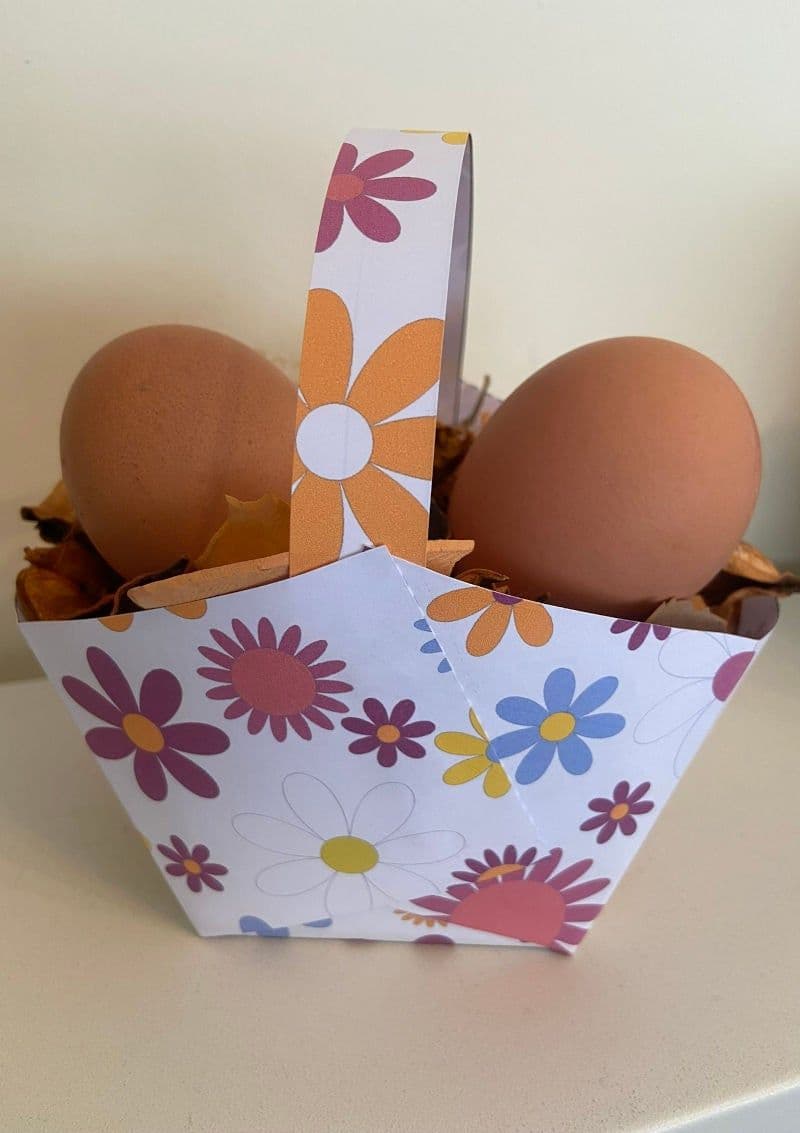 Easter basket for Easter eggs. Craft for kids with free printable material.