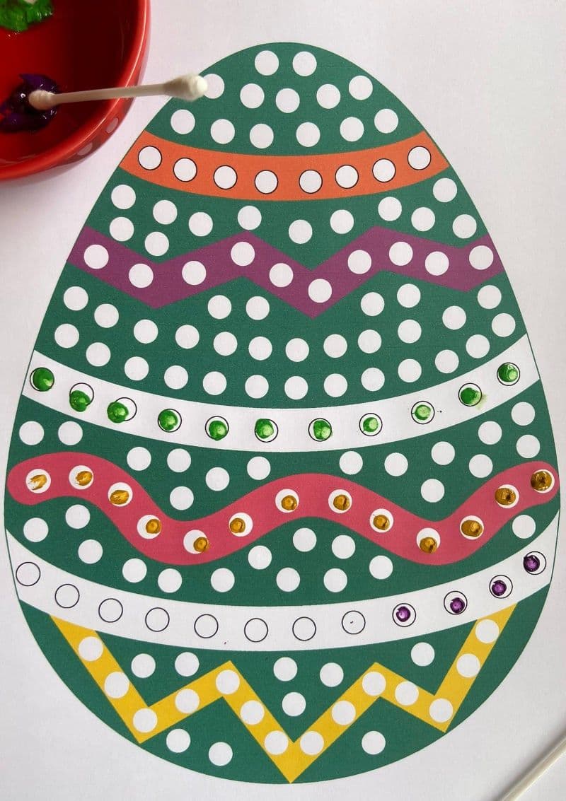 Coloring the Easter egg with liquid paint and q-tips. Easter activity for children with free printable material. Fine motor skills. 