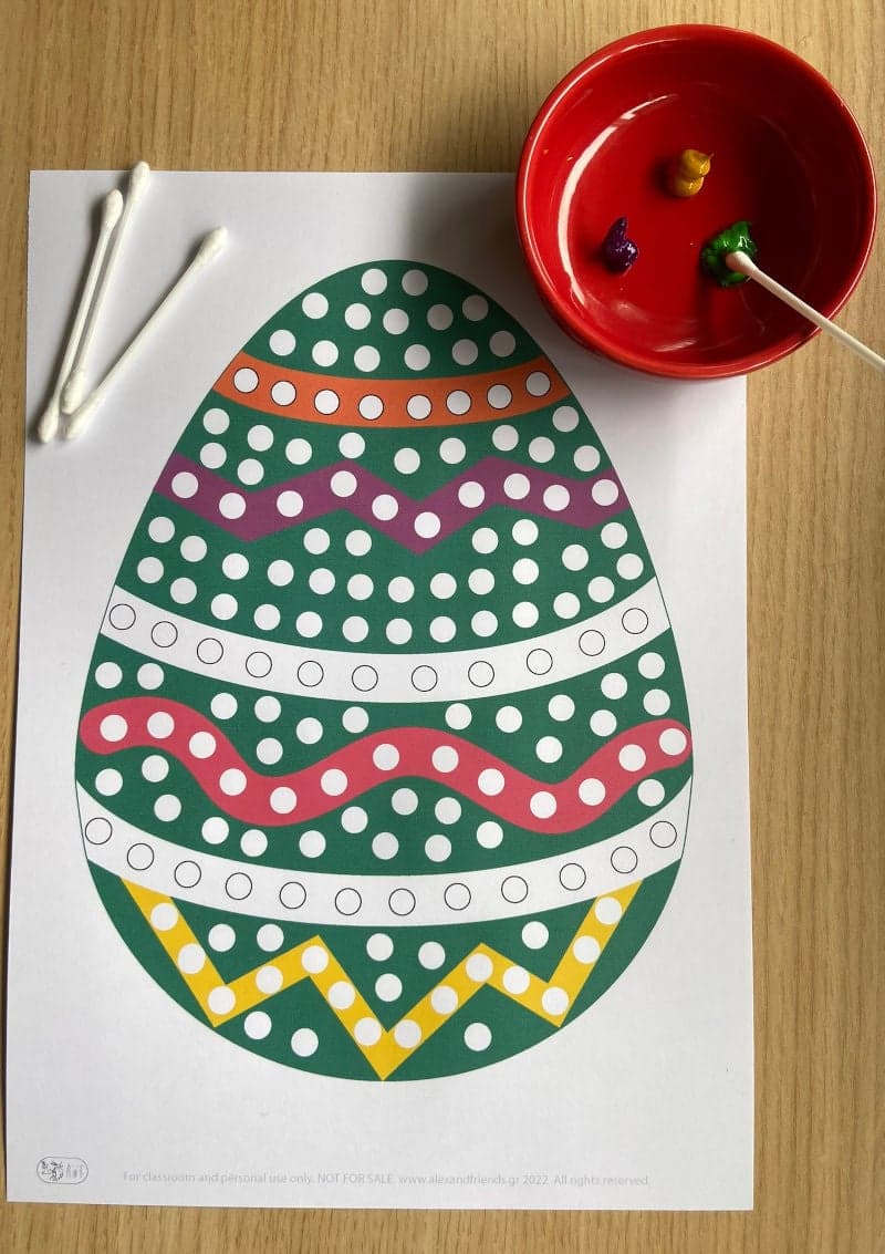 Coloring the Easter egg with liquid paint and q-tips. Easter activity for children with free printable material. Fine motor skills. 