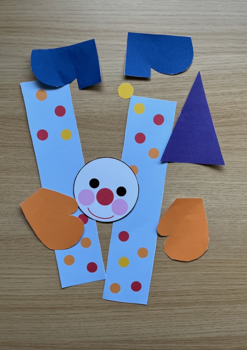 Αποκριάτικη χειροτεχνία κλόουν με κόψιμο και κόλληση για παιδιά προσχολικής ηλικίας